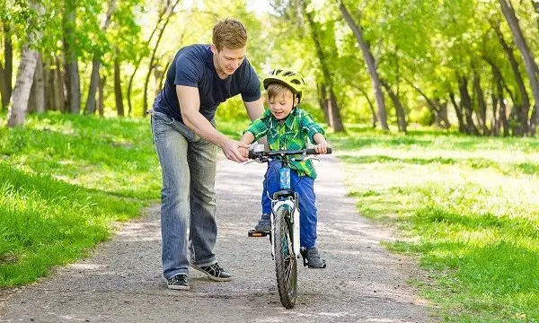 jazda dieťaťa na dvojkolesovom bicykli