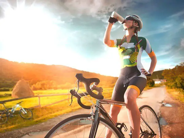 počas jazdy na bicykli si so sebou vezmite fľašu s vodou.