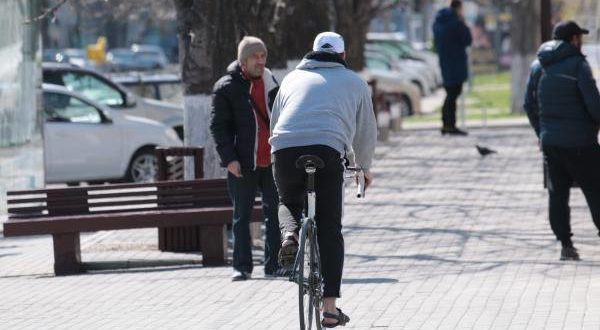 Môžete jazdiť na bicykli po chodníkoch: funkcie a zákazy