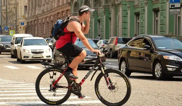 cyklista hovoriaci cez mobilný telefón
